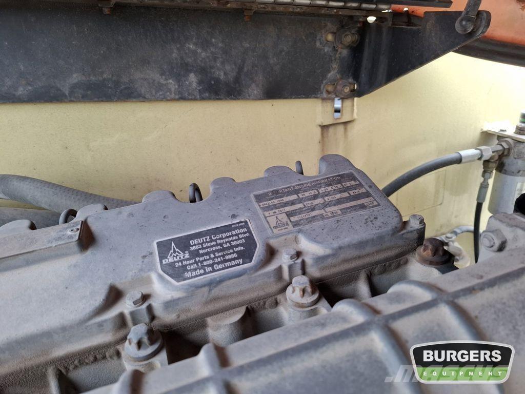 JLG 680S Telescopic boom lifts