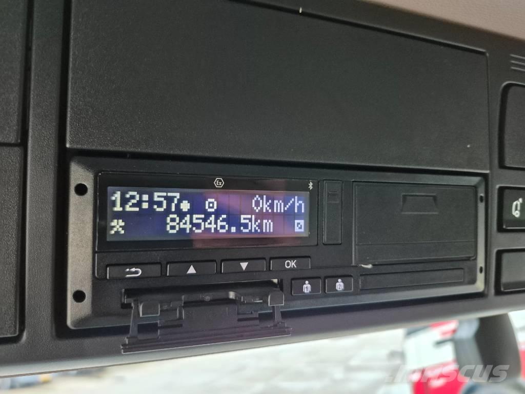 DAF XD 370 Curtainsider trucks