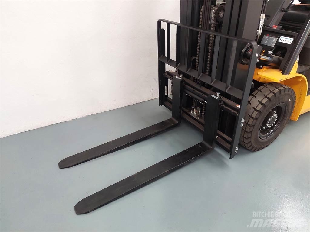  EFL253 Electric forklift trucks