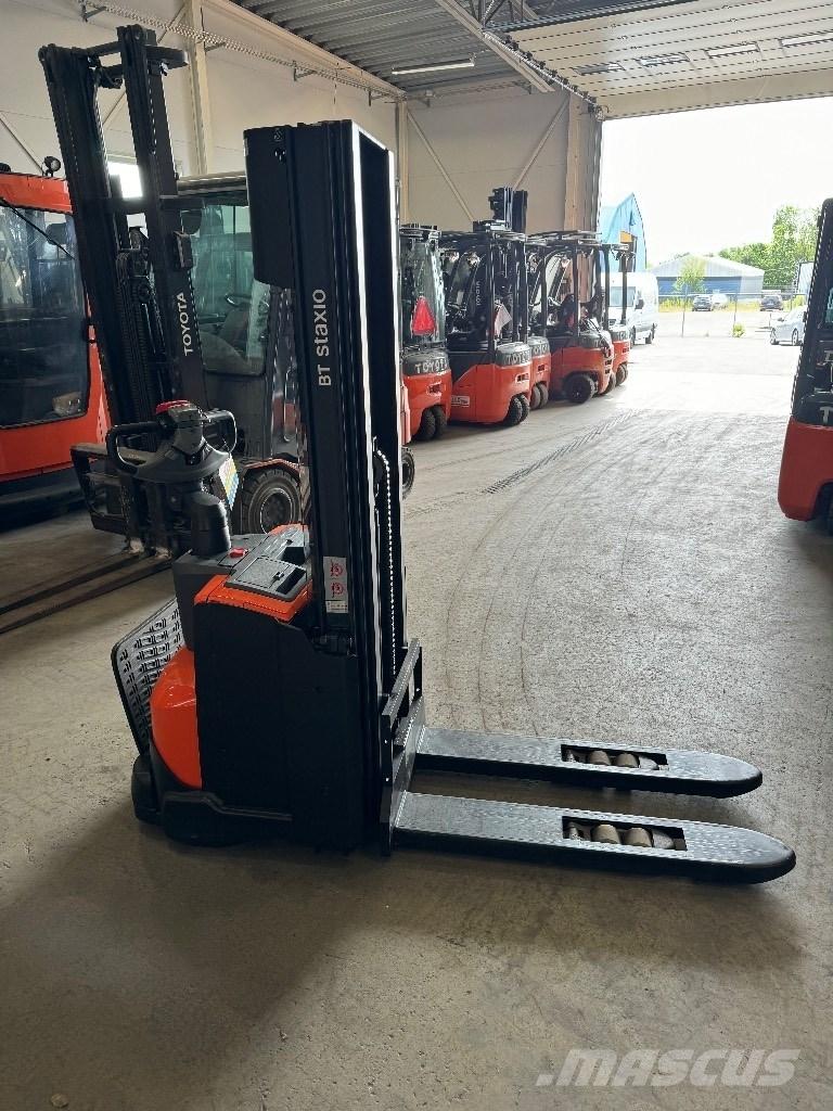 Toyota SWE120L Pedestrian stacker