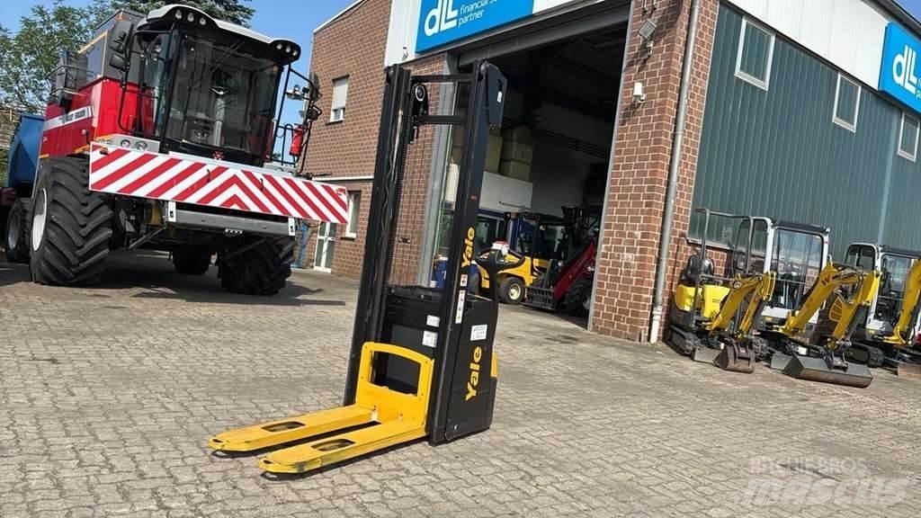 Yale MS12 AC Pedestrian stacker