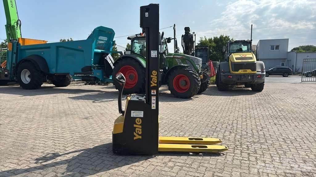 Yale MS12 AC Pedestrian stacker