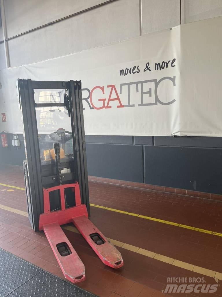 Hyster S1.4 Pedestrian stacker