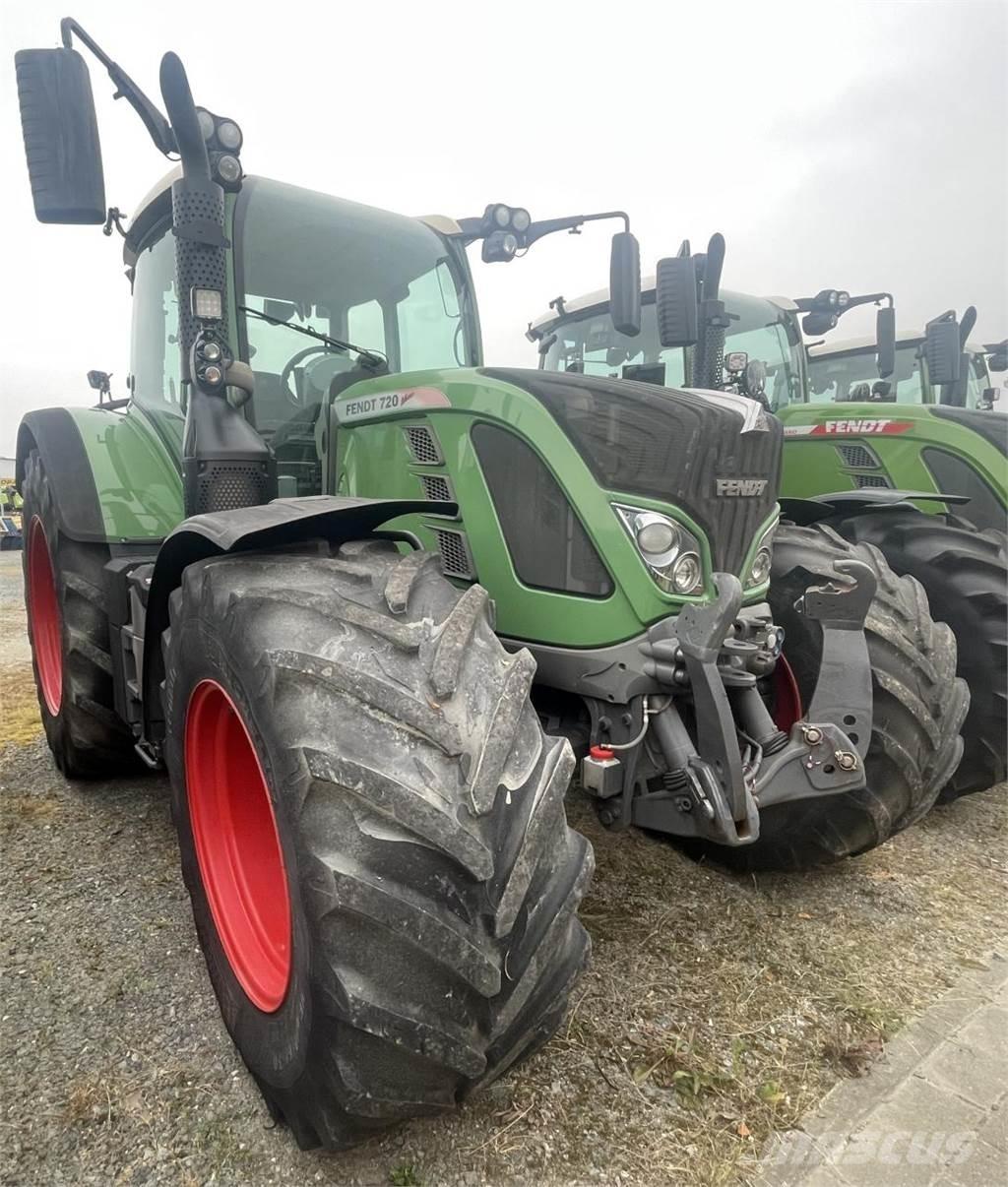 Fendt 820 Vario Tractors