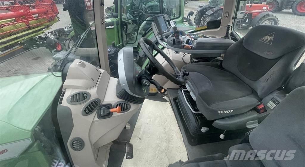 Fendt 820 Vario Tractors