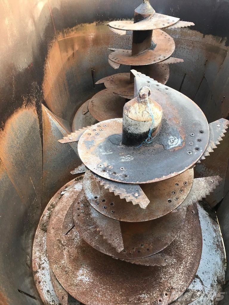  R.M.H WAV 30 Mixer feeders