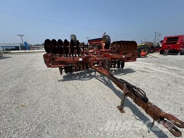 Kewanee 1020 Disc harrows