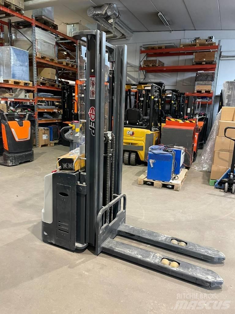 EP ES 12-12 WA Pedestrian stacker