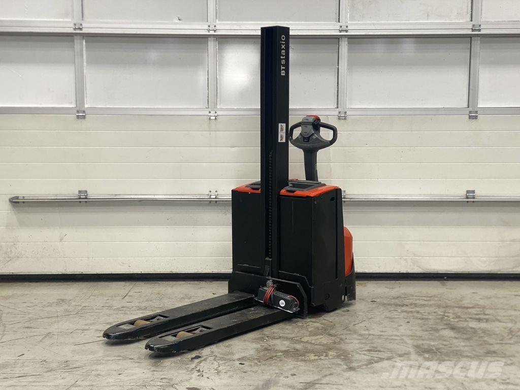 Toyota SWE080L Pedestrian stacker