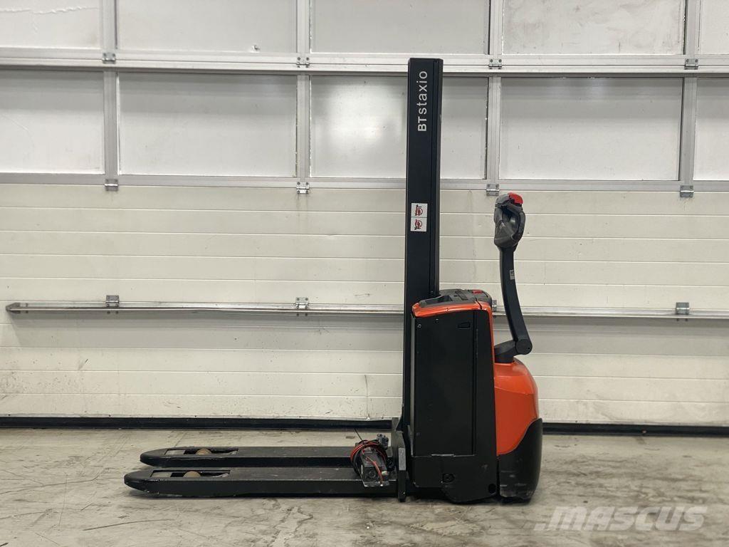 Toyota SWE080L Pedestrian stacker