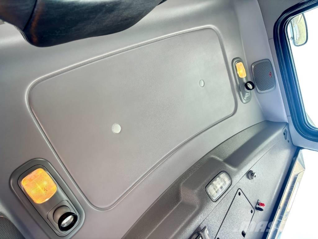 Peterbilt 389 Tractor Units