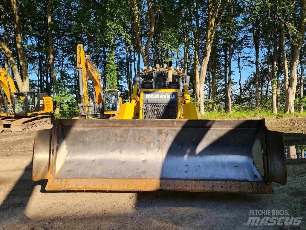 Komatsu D65PX-17 Crawler dozers