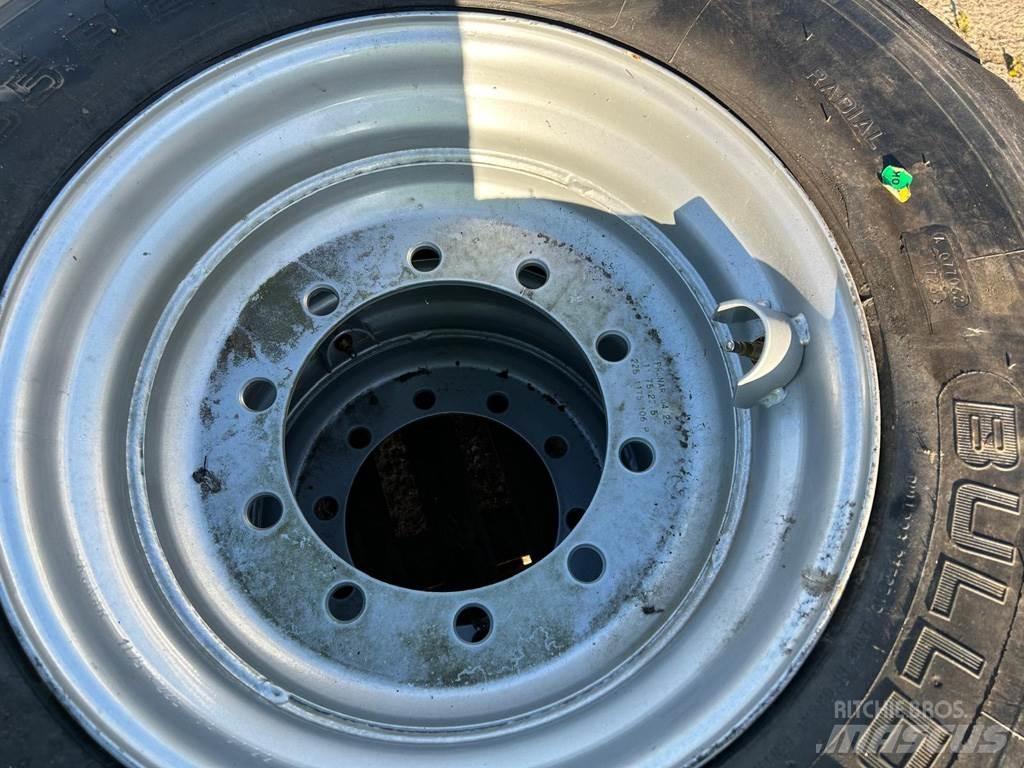  385X65X22.5 Tyres, wheels and rims