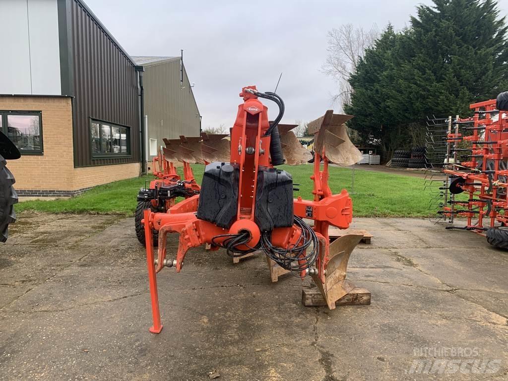 Kuhn VARI-MASTER Reversible ploughs