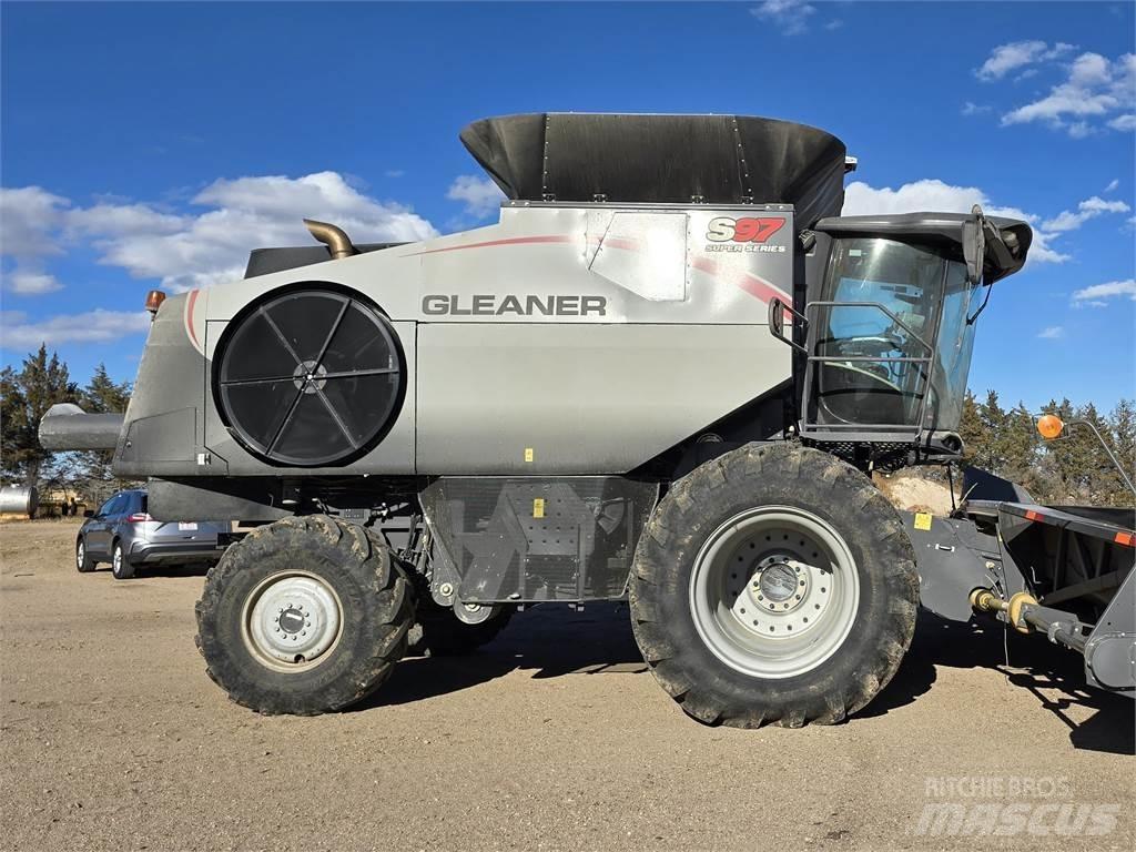 Gleaner S97 Combine harvesters
