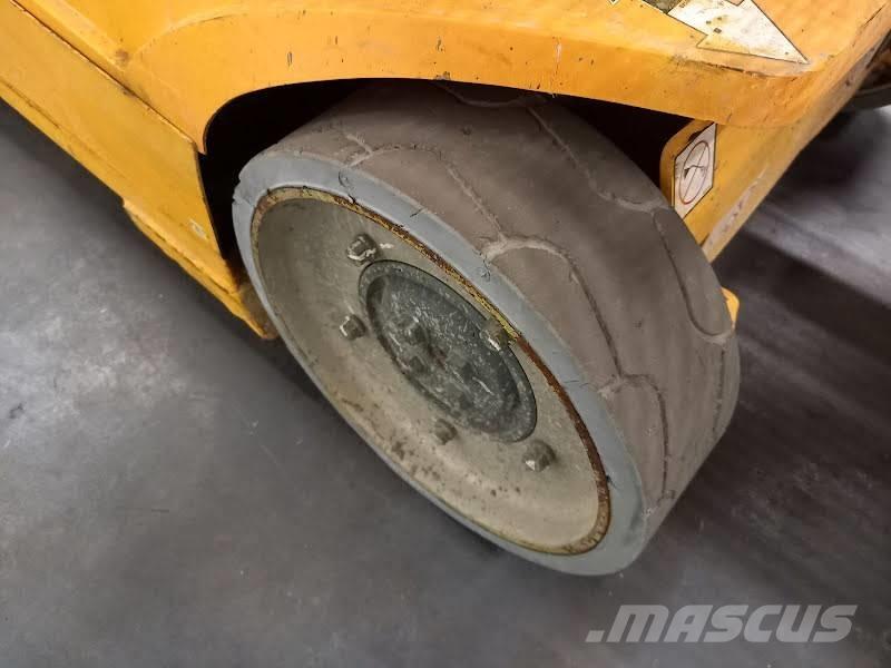 JLG Toucan 8 E Vertical mast lifts