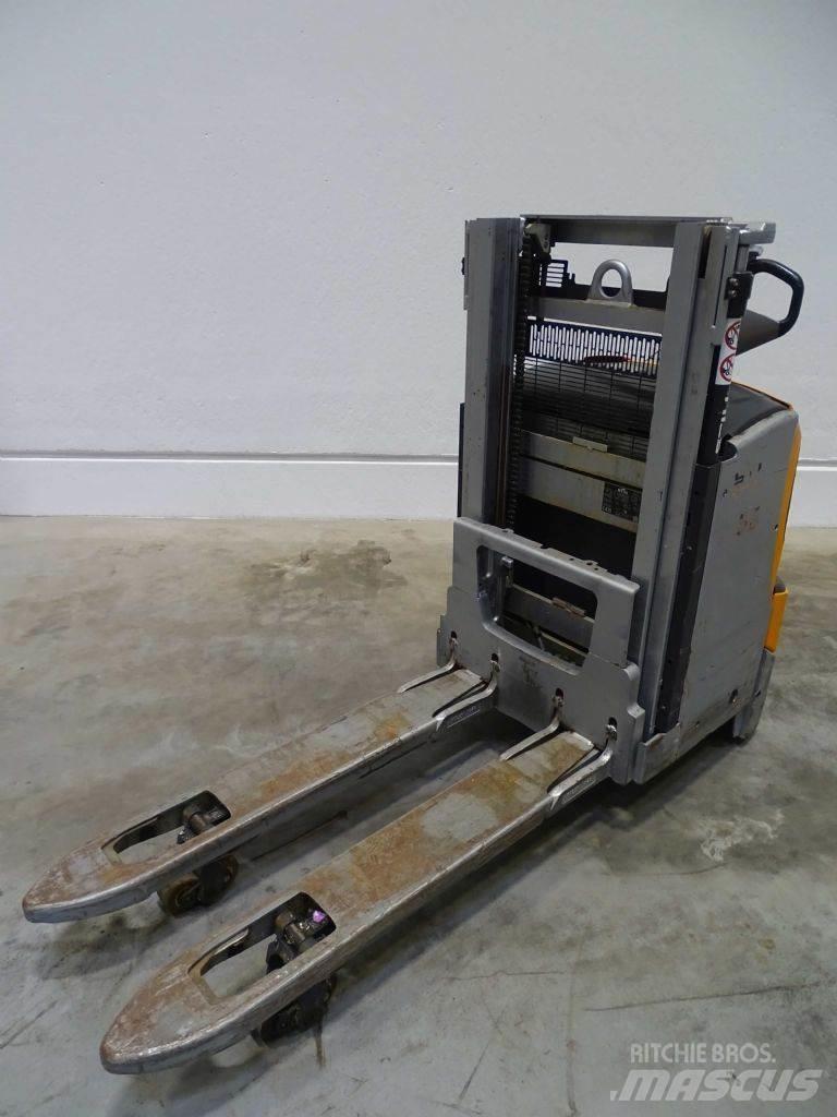 Still EXD18L Pedestrian stacker