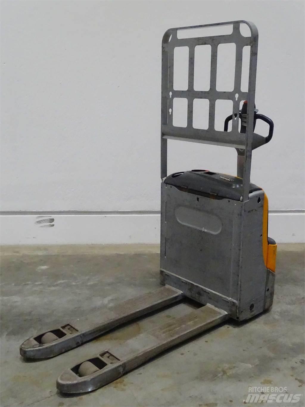 Still EXU16 Low lifter