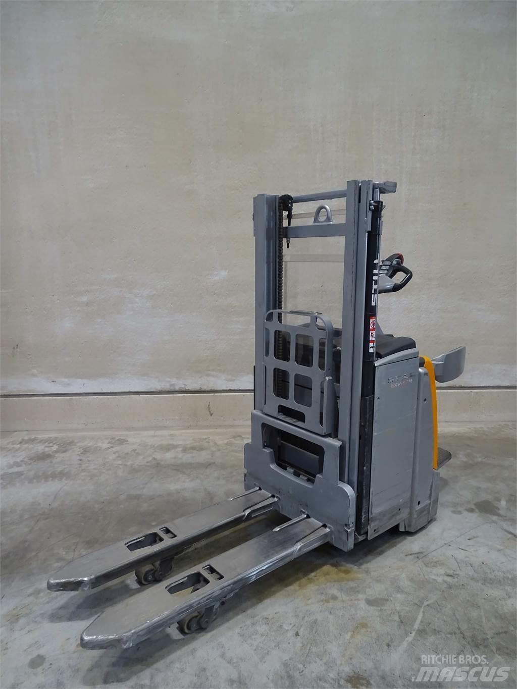 Still EXV-SF16I Pedestrian stacker