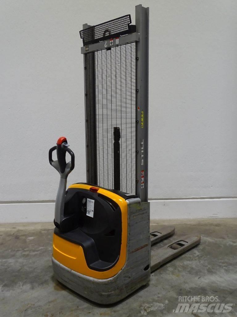Still EXV10 Pedestrian stacker
