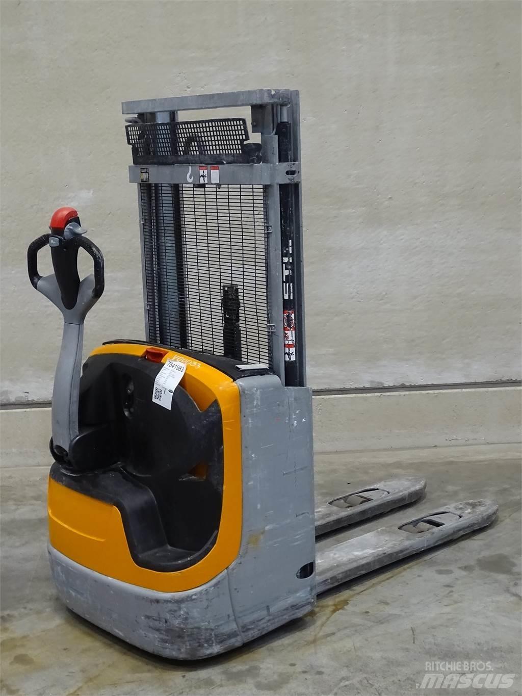 Still EXV12 Pedestrian stacker