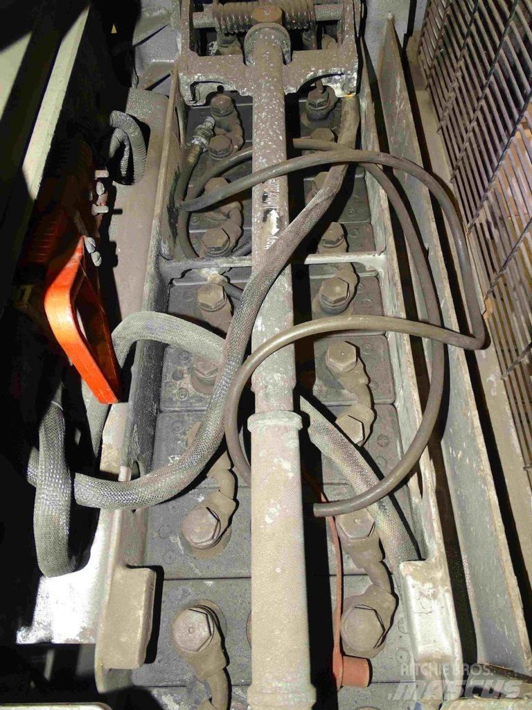 Still EXV14 Pedestrian stacker