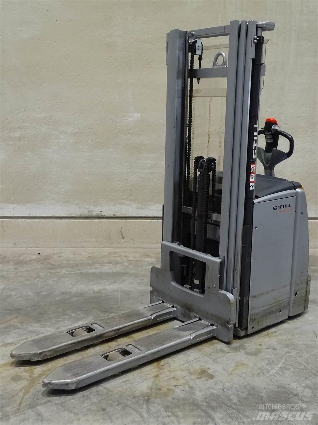 Still EXV14 Pedestrian stacker