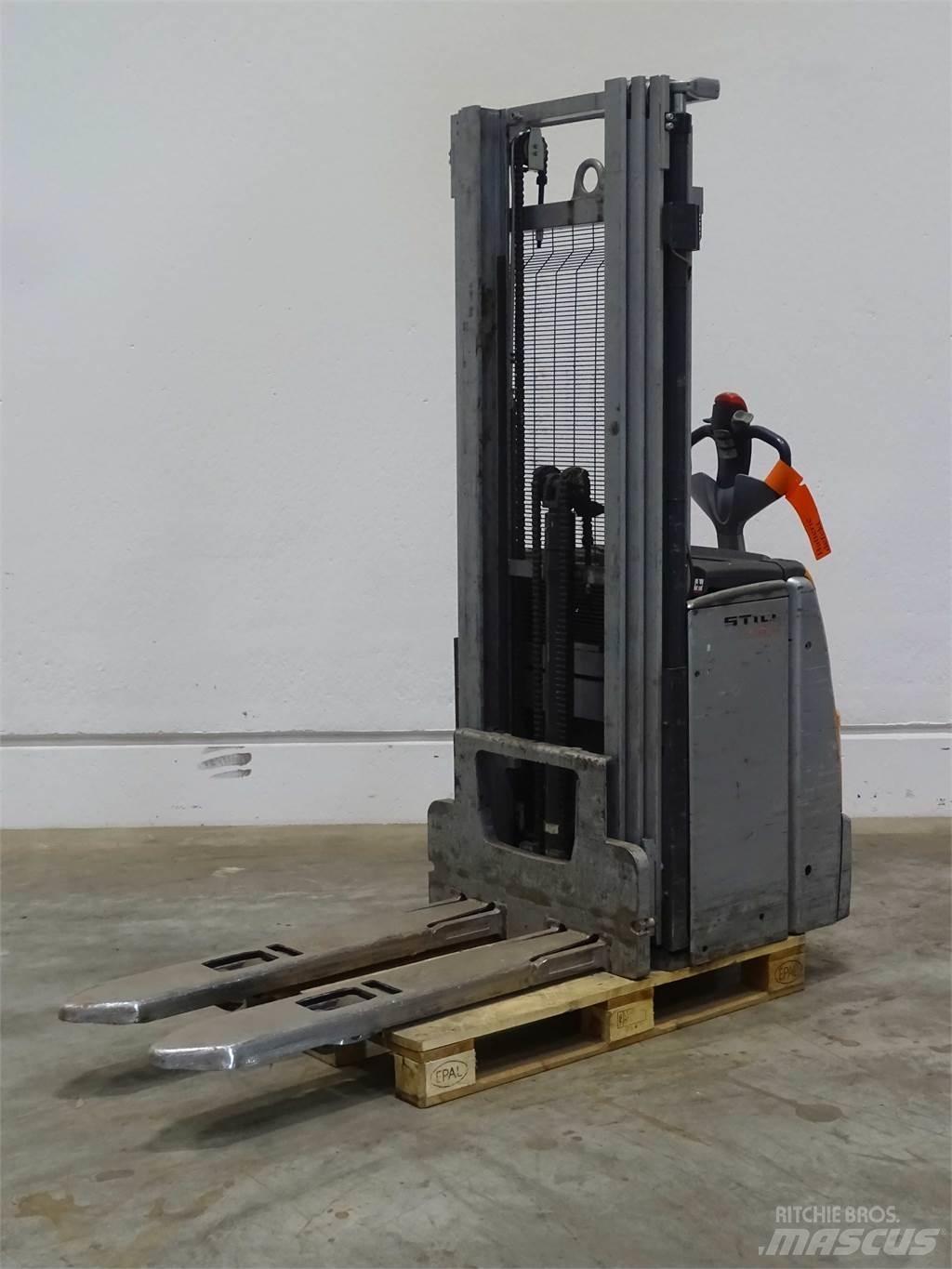 Still EXV16 Pedestrian stacker
