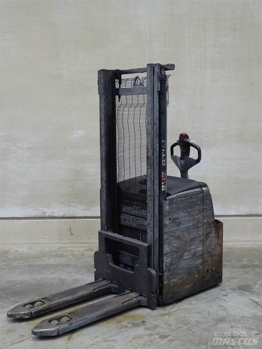 Still EXV16/950MM Pedestrian stacker