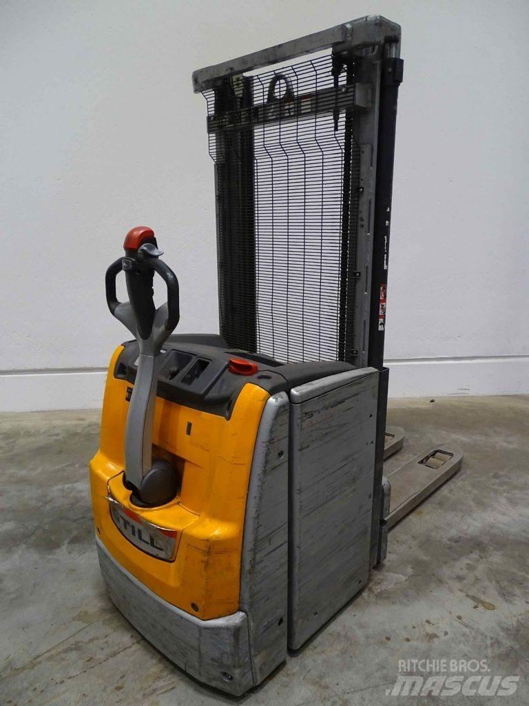 Still EXV20D Pedestrian stacker