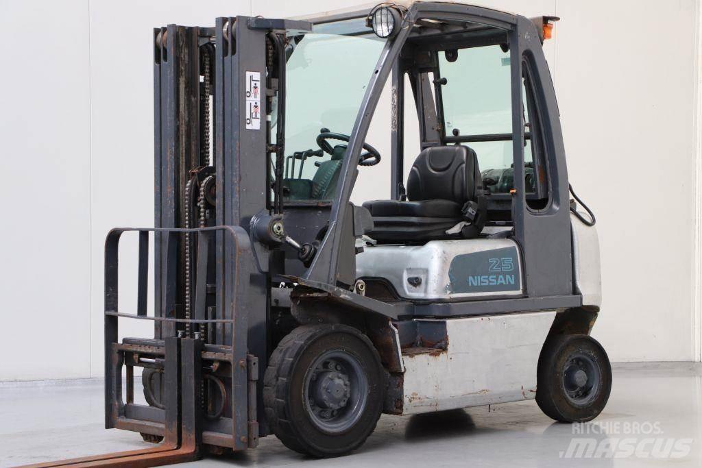 Nissan UD02A25PQ LPG trucks