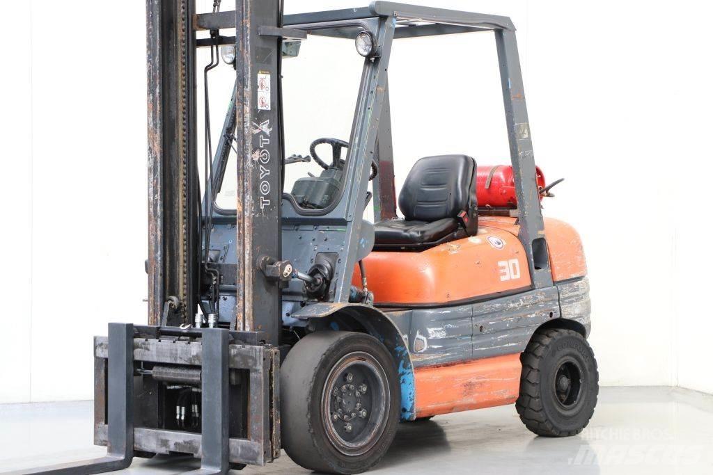 Toyota 02-6FGF30 LPG trucks
