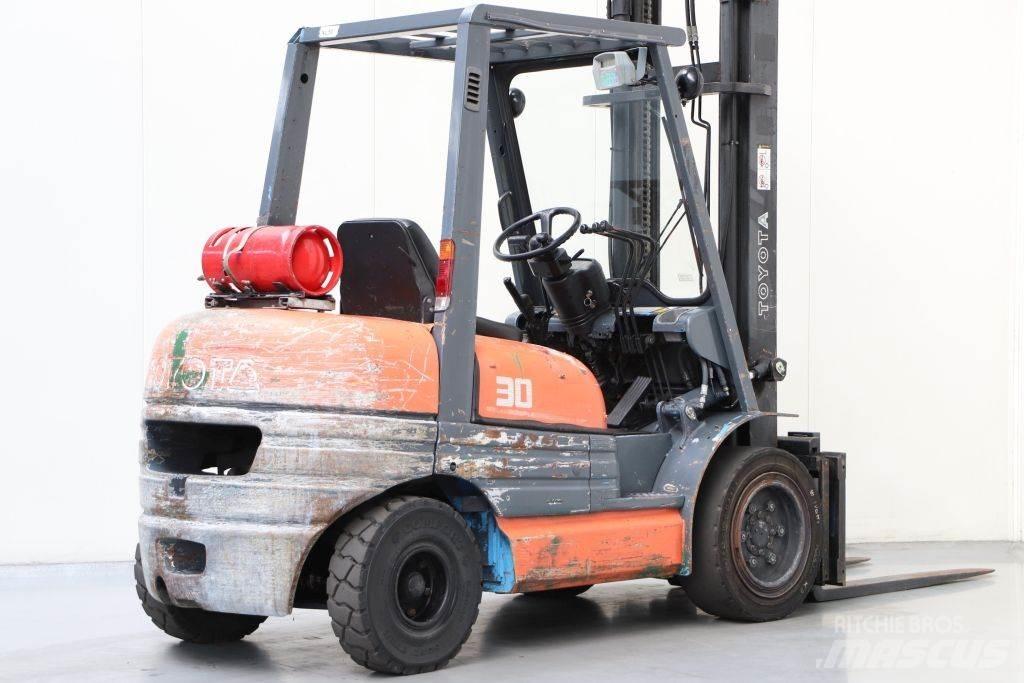Toyota 02-6FGF30 LPG trucks