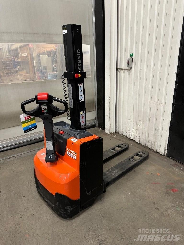 Toyota SWE080L Pedestrian stacker