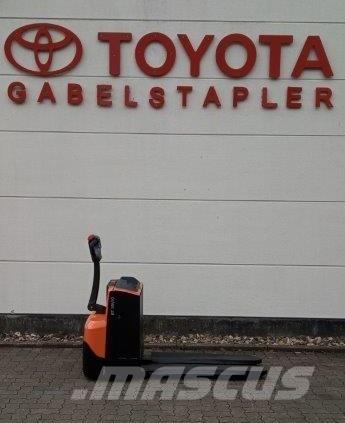 Toyota LWE 200 Pedestrian stacker
