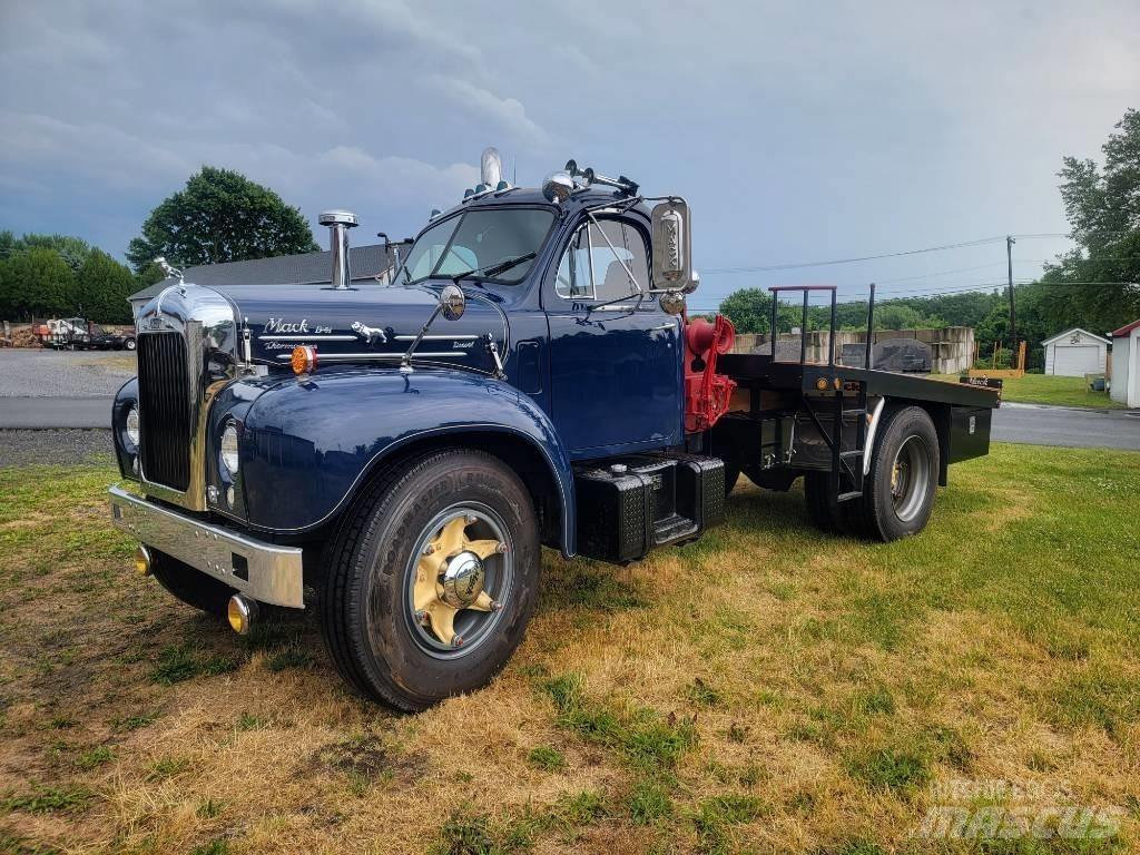 Mack B 61 Recovery vehicles