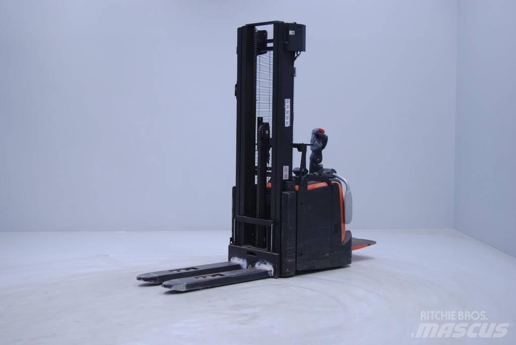 Toyota SPE140L Pedestrian stacker
