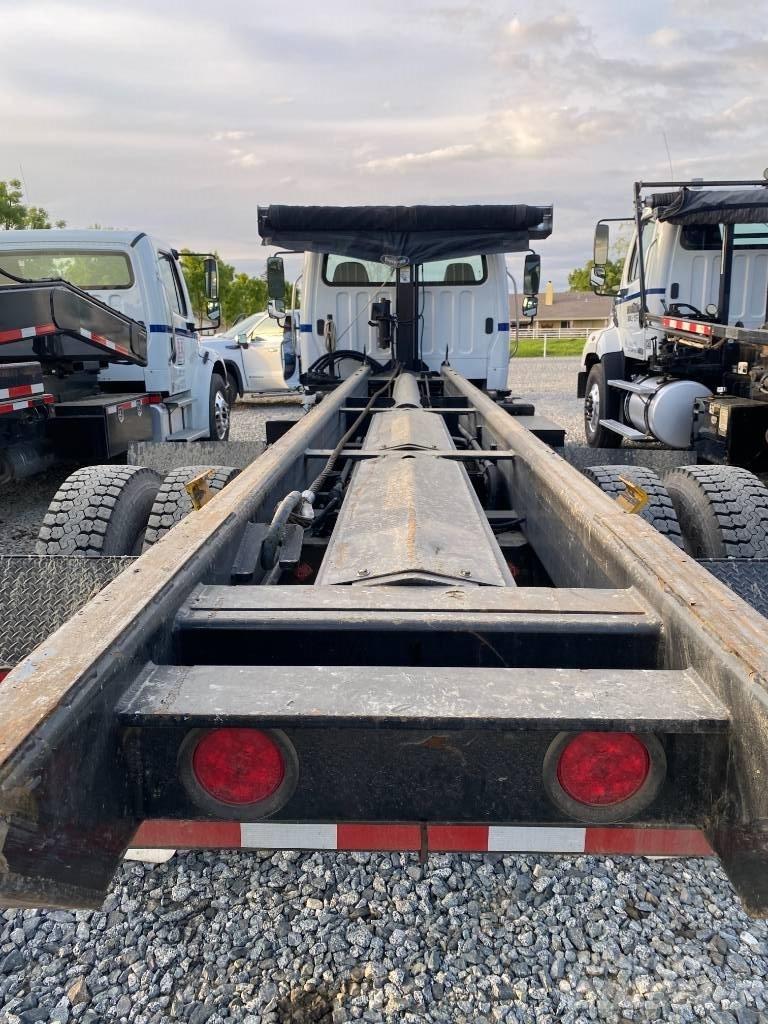 Freightliner CB Cable lift demountable trucks