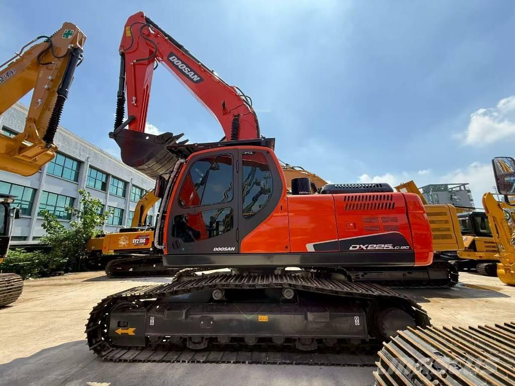 Doosan DX 225 Crawler excavators