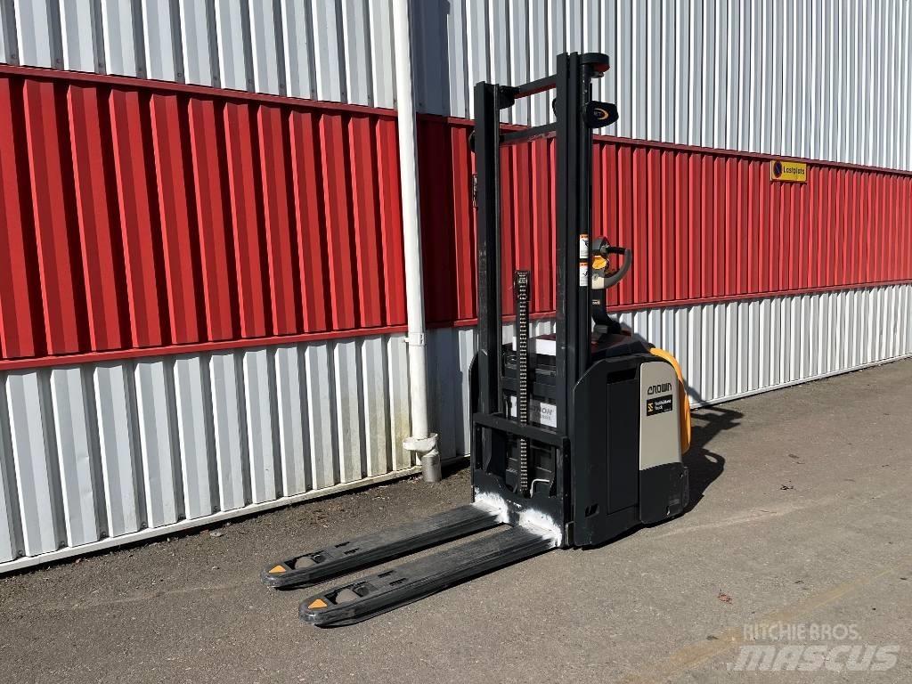 Crown ETi40001,2 Pedestrian stacker