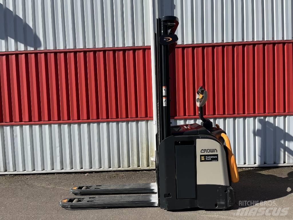 Crown ETi40001,2 Pedestrian stacker