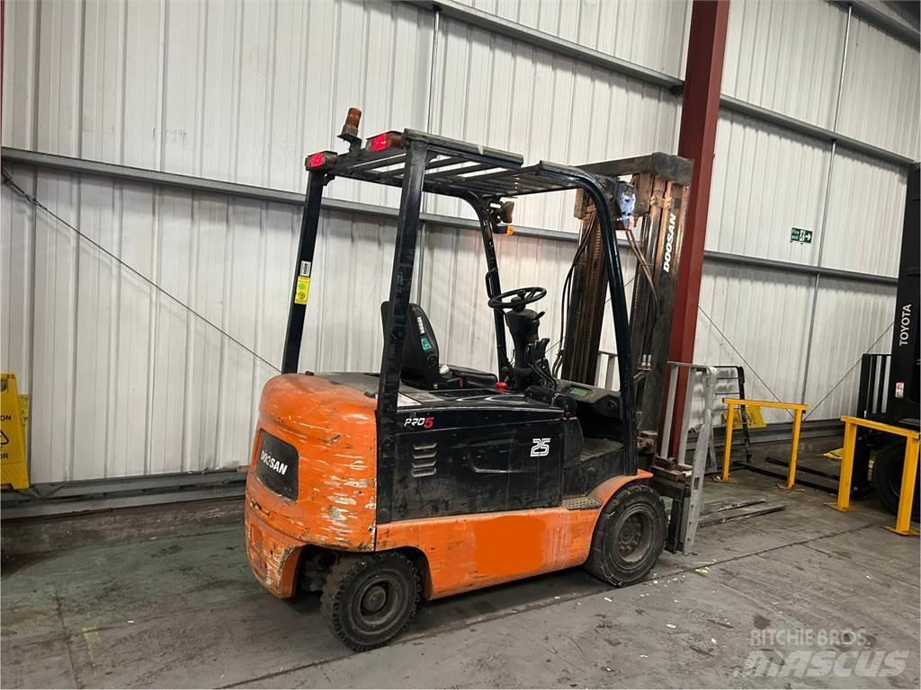 Doosan B25X-5 Electric forklift trucks