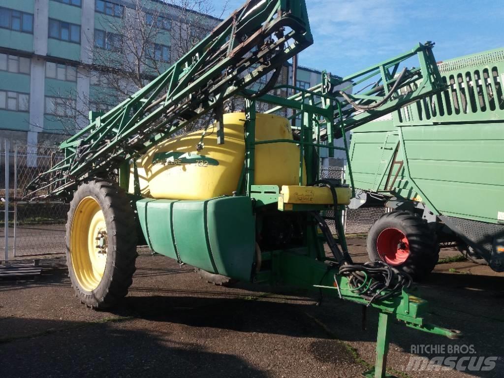 John Deere 732 Trailed sprayers