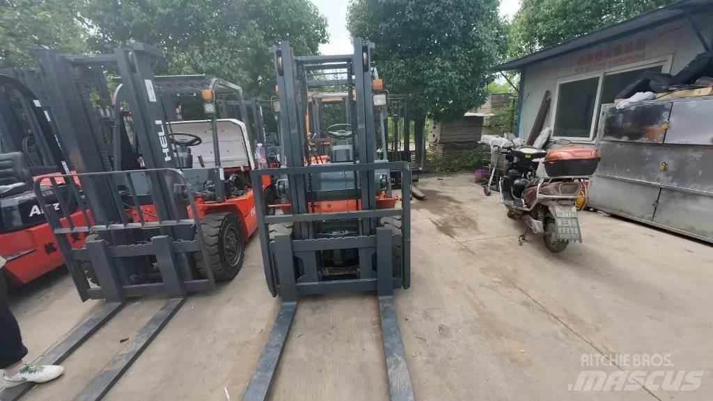 Heli CPC 30 Diesel trucks