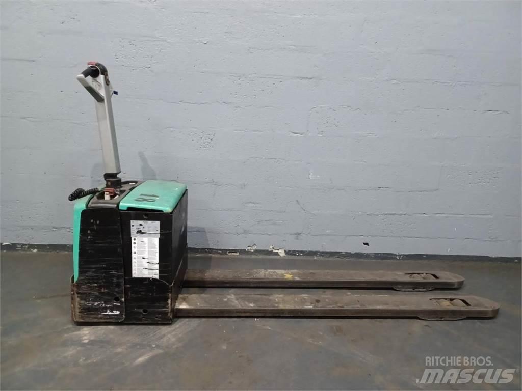 CAT NPP20M Pedestrian stacker