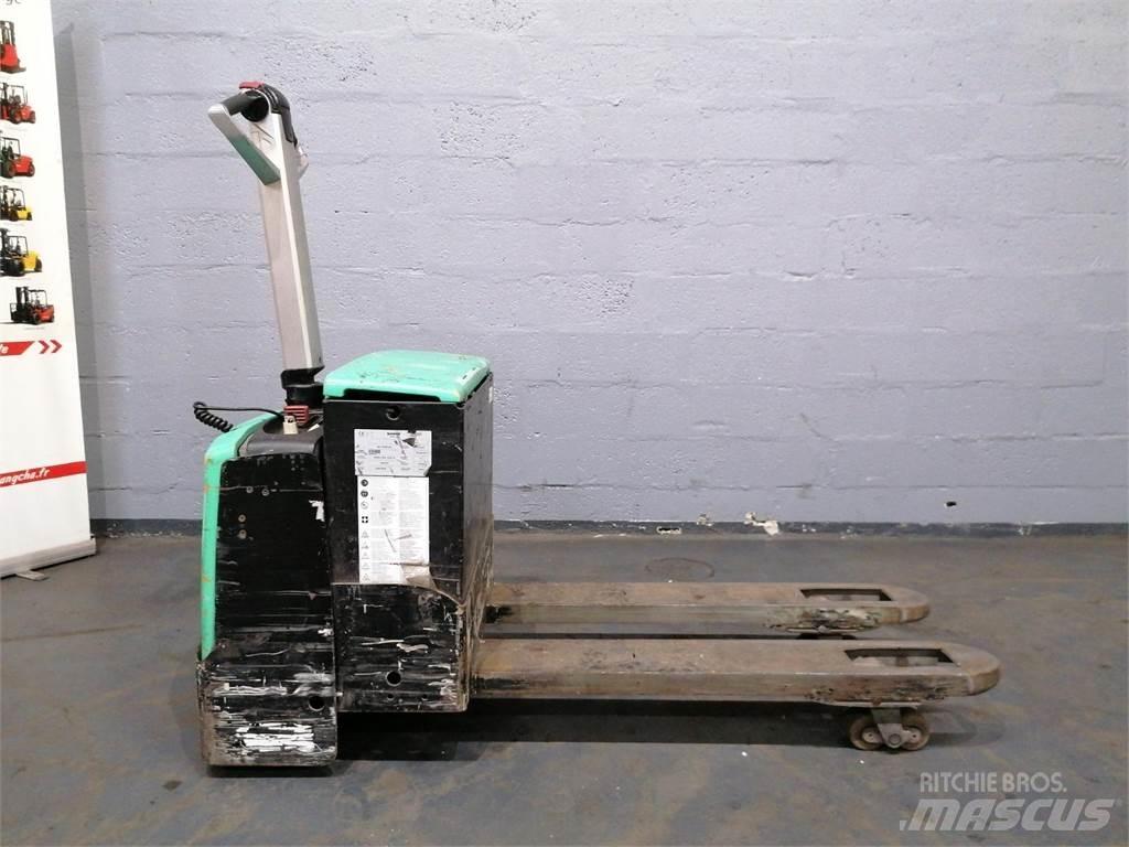 CAT NPP20M Pedestrian stacker