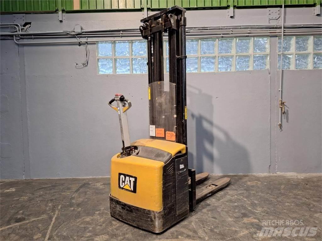 CAT NSP16N Pedestrian stacker