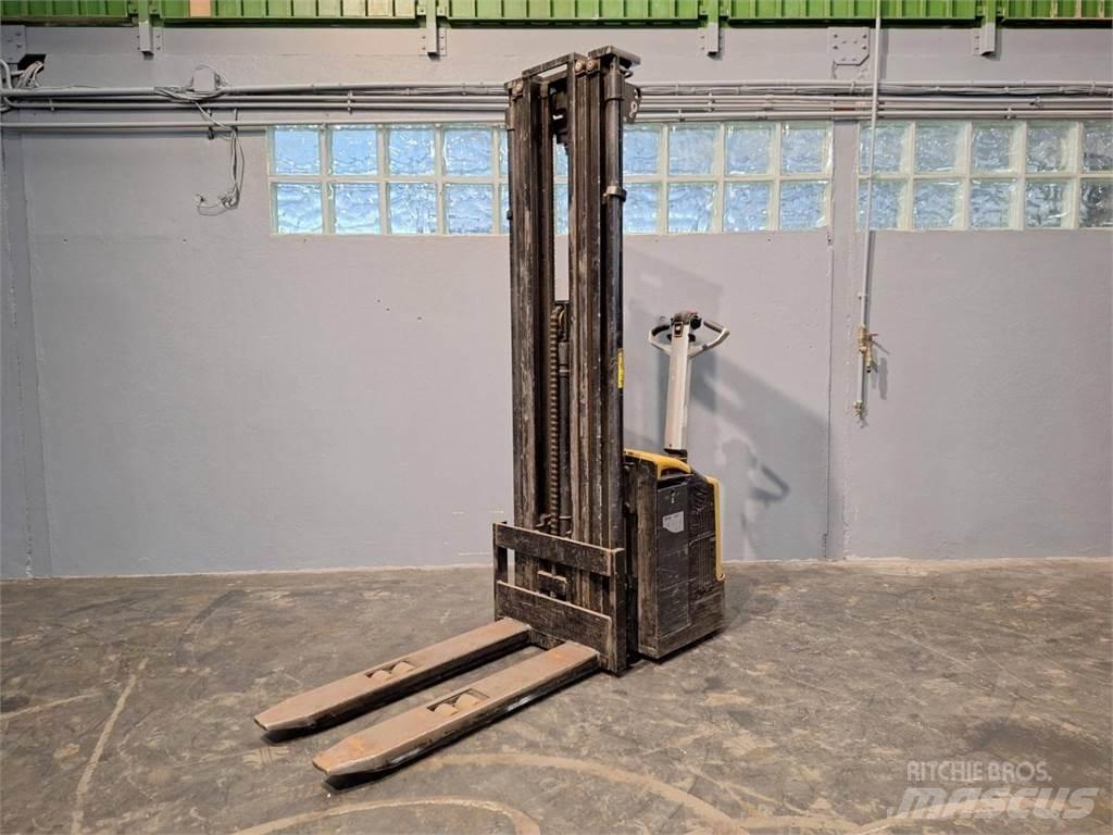CAT NSP16N Pedestrian stacker