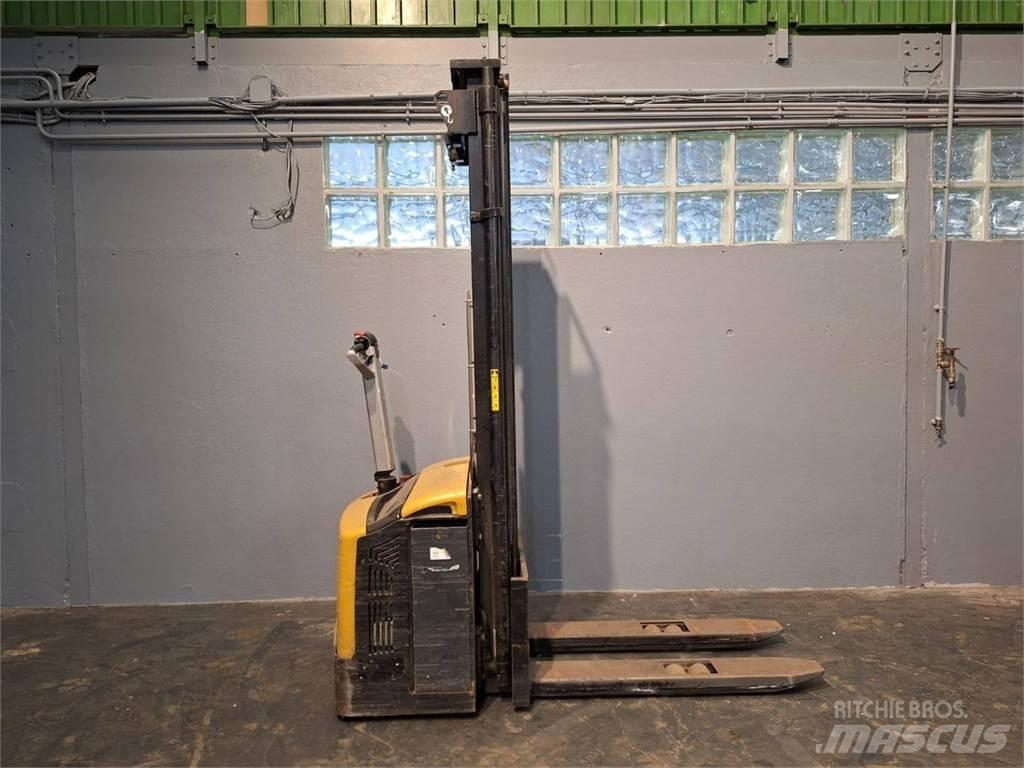 CAT NSP16N Pedestrian stacker