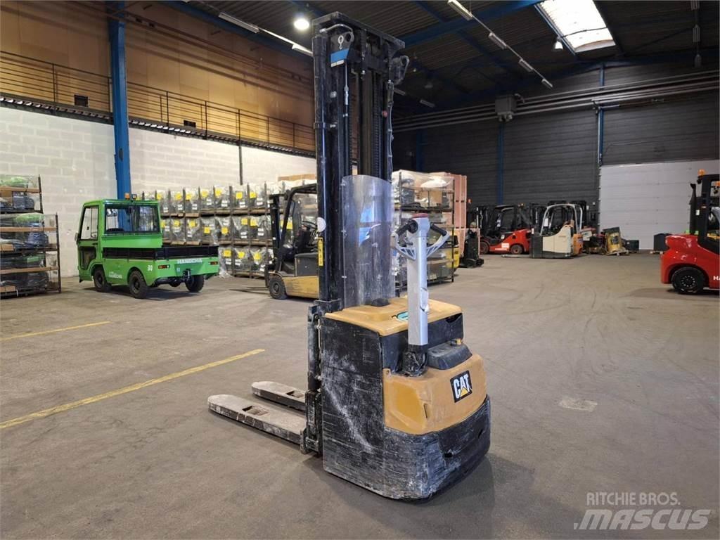 CAT NSP16N2 Pedestrian stacker